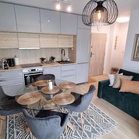 Apartament Mlody Gdansk - Bezplatny Parking, Mocne Wifi, Dobre Polaczenie Z Lotniskiem Екстериор снимка